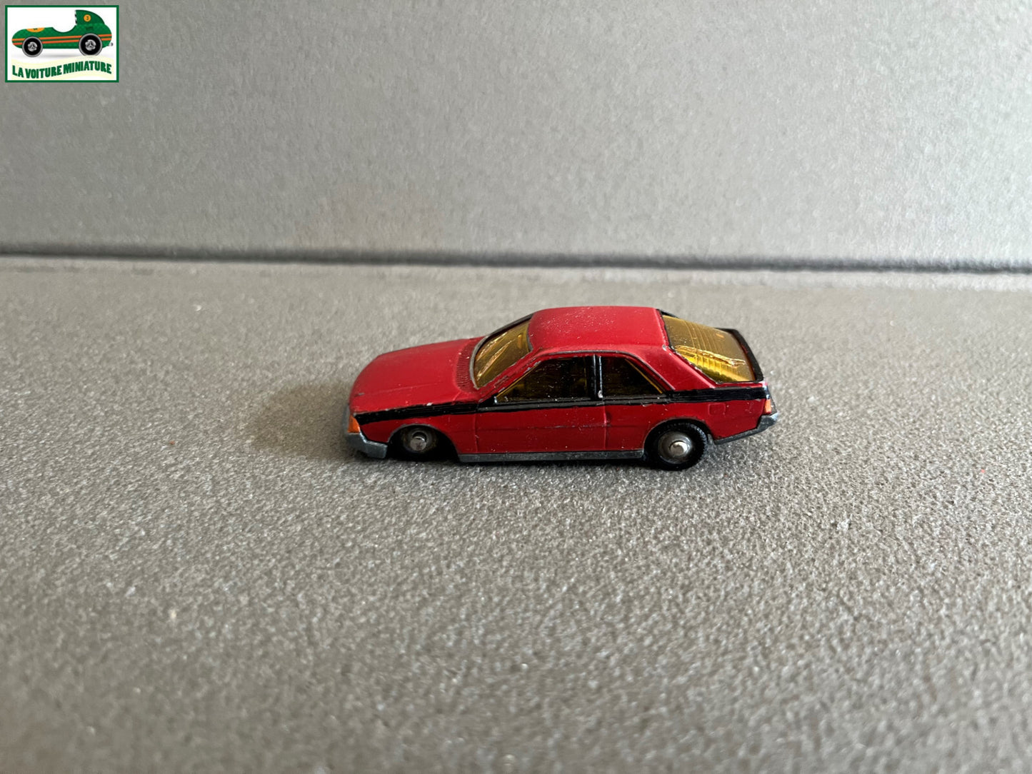 Ancienne Miniature Voiture Renault Fuego Norev Mini Jet 1/64 Epave