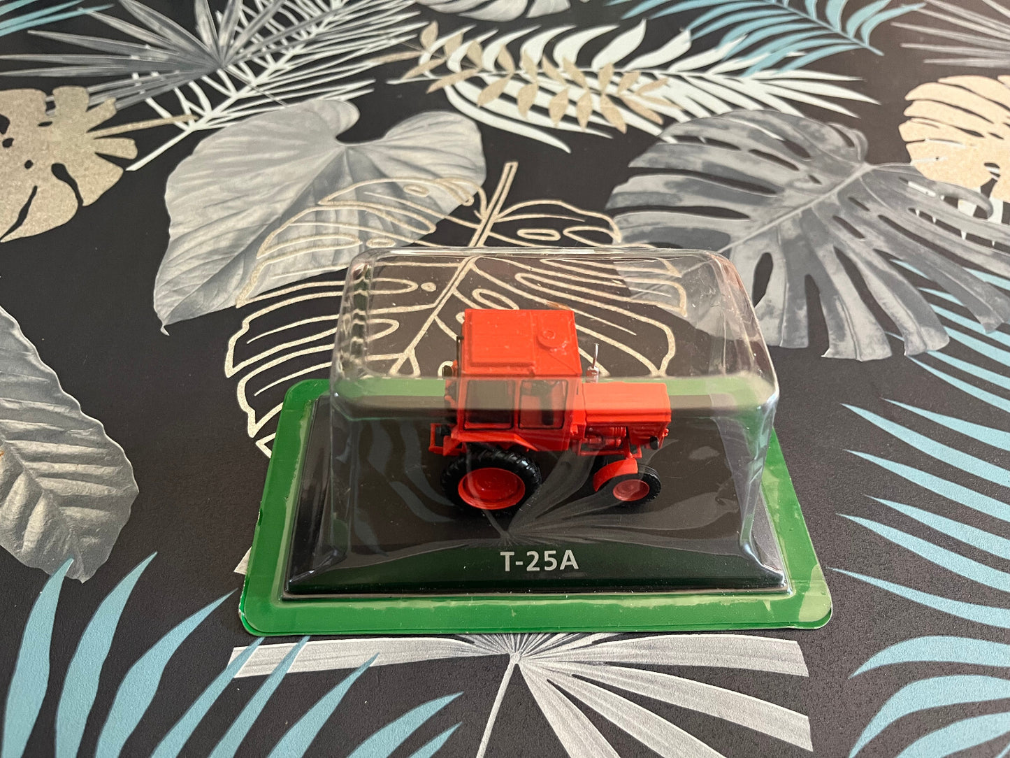 Voiture miniature Tracteur Agricole Russe URSS T-25A Vladimirets Hachette 1/43