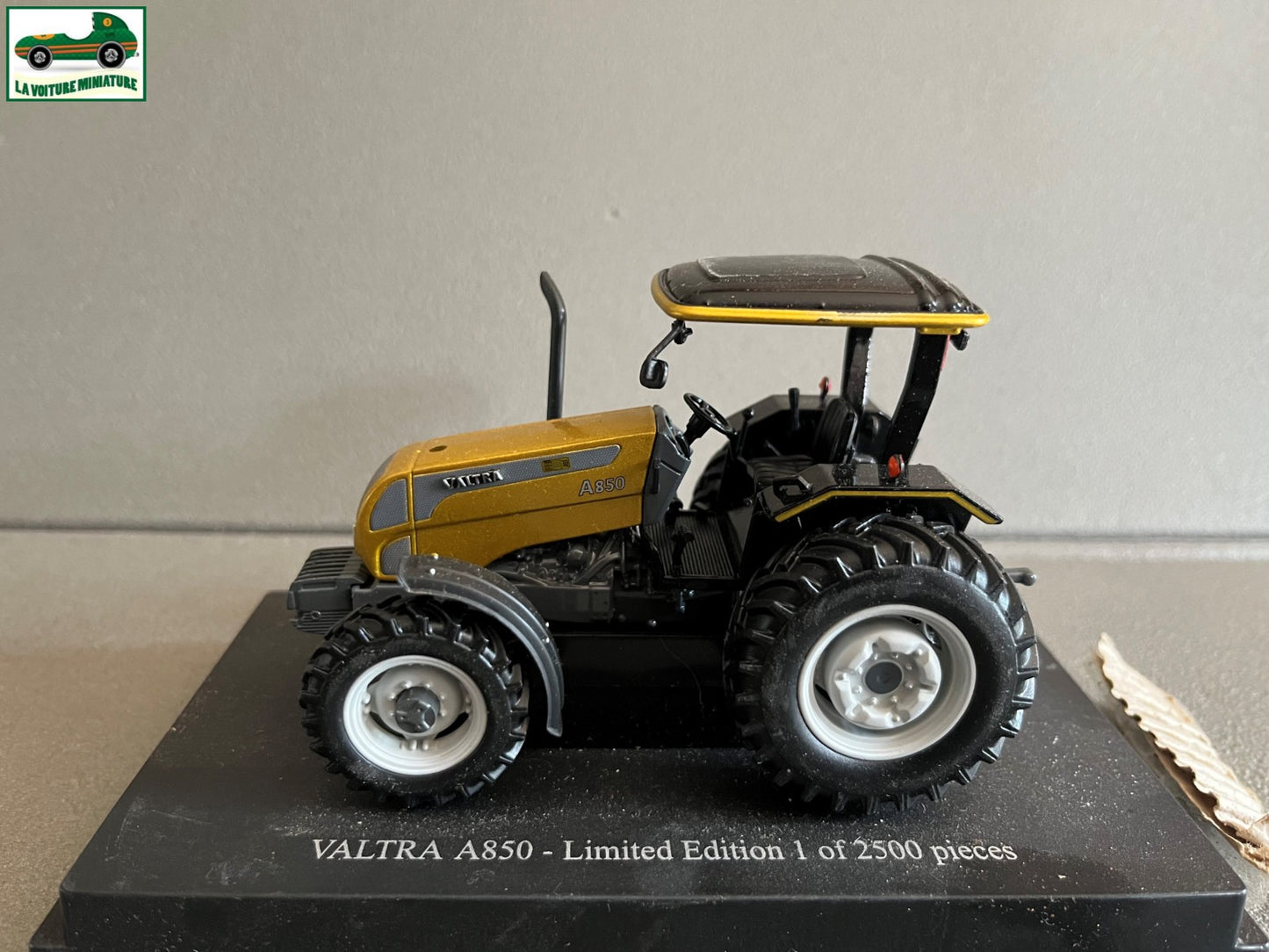 Voiture miniature Tracteur Agricole Valtra A850 Universal Hobbies 1/32