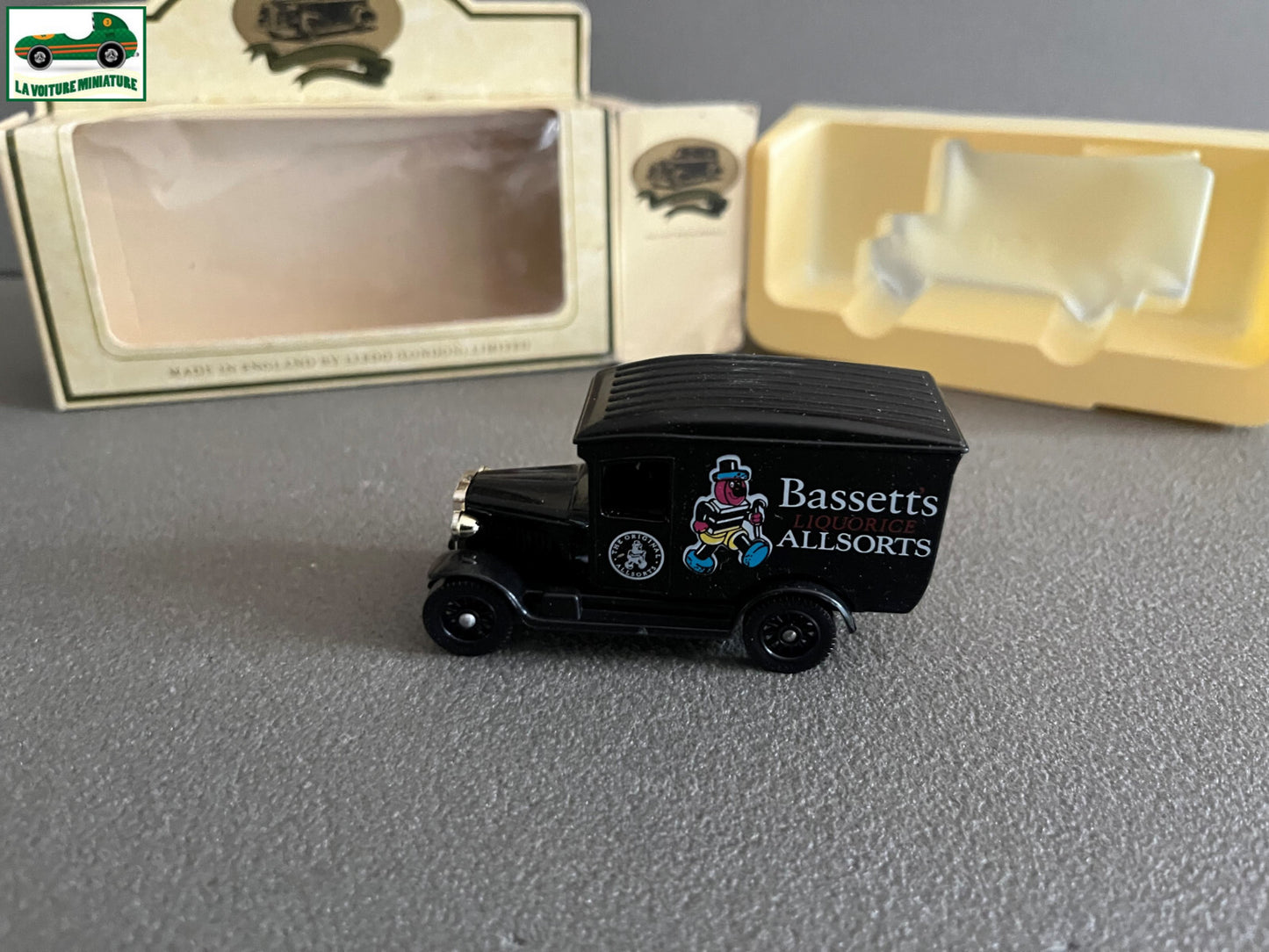 Voiture Miniature anglaise Tacot Ford Liquorice Bassetts Allsorts LLedo