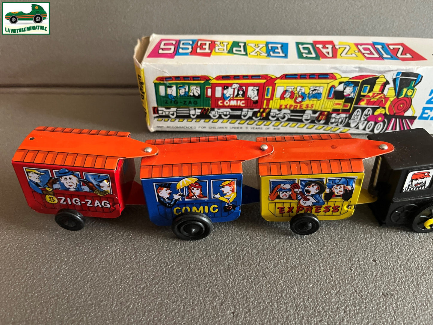 Ancien Jouet de Bazar Plastique Mécanisme Clé Train Zig Zag Express Comic Corée
