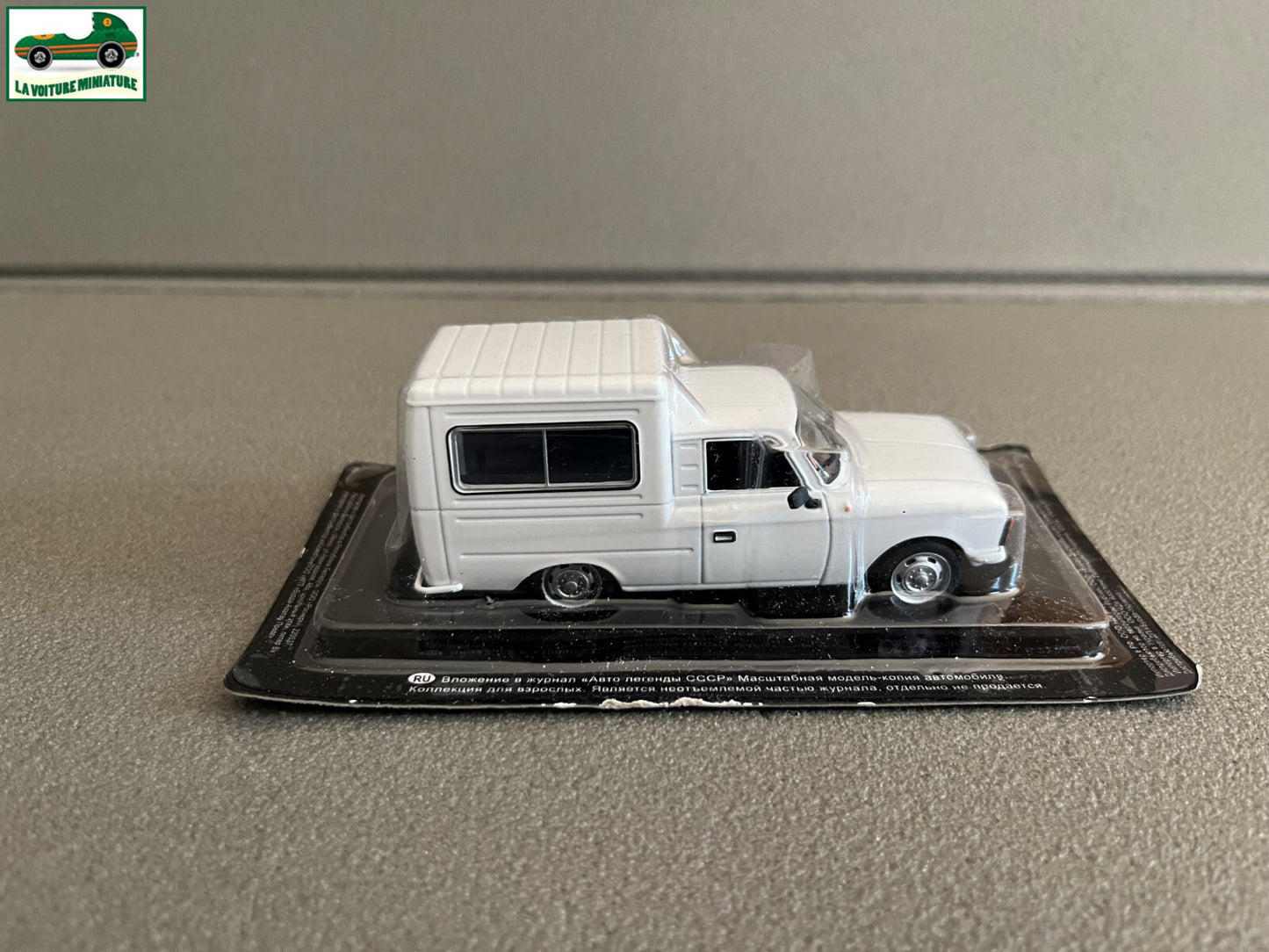 Voiture Miniature IZH 27156 Pays de L'est URSS Russie au 1/43