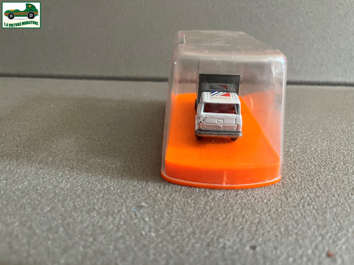 Voiture miniature Camion Mercedes Aeroport Guiloy Spain Echelle 1/124 Majorette