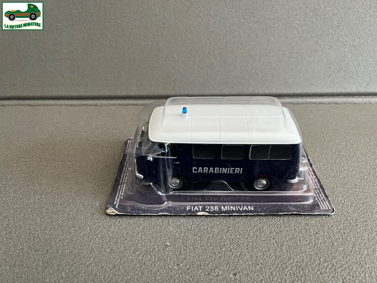Voiture miniature Fiat 238 Minivan Carabinieri Police du Monde DeAgostini 1/43