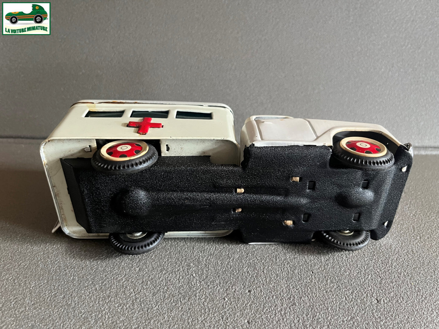Ancien Jouet Voiture MF716 Ambulance Made in China Tole Metal à Friction