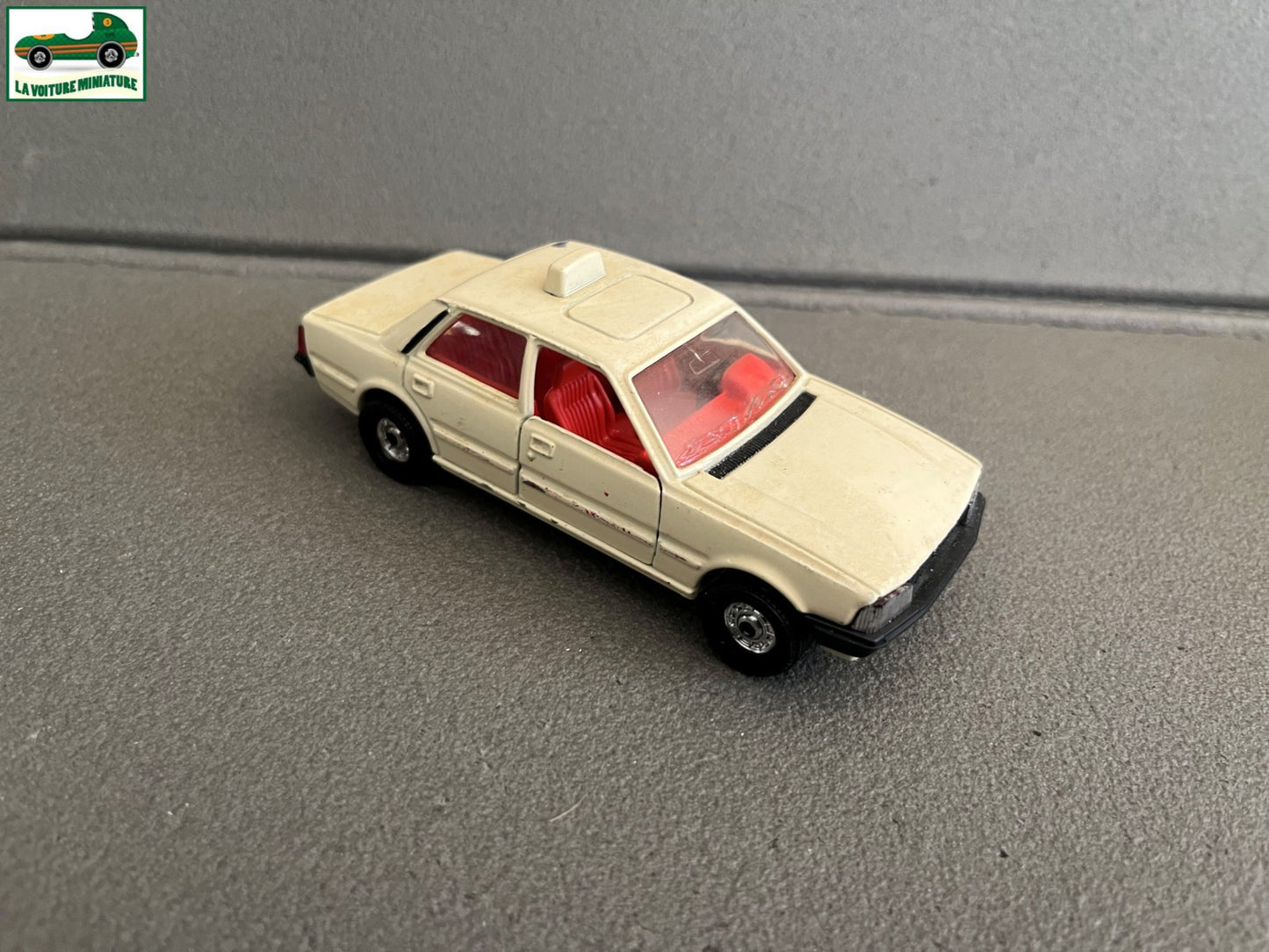 Voiture Miniature Peugeot 505 STI Taxi Corgi Made in GT Britain au 1/35 1/36