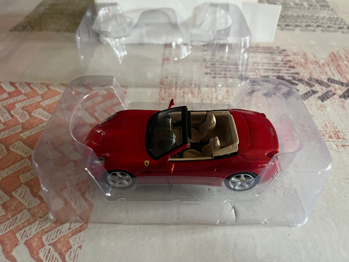 Voiture miniature Collection Ferrari California Hachette au 1/43