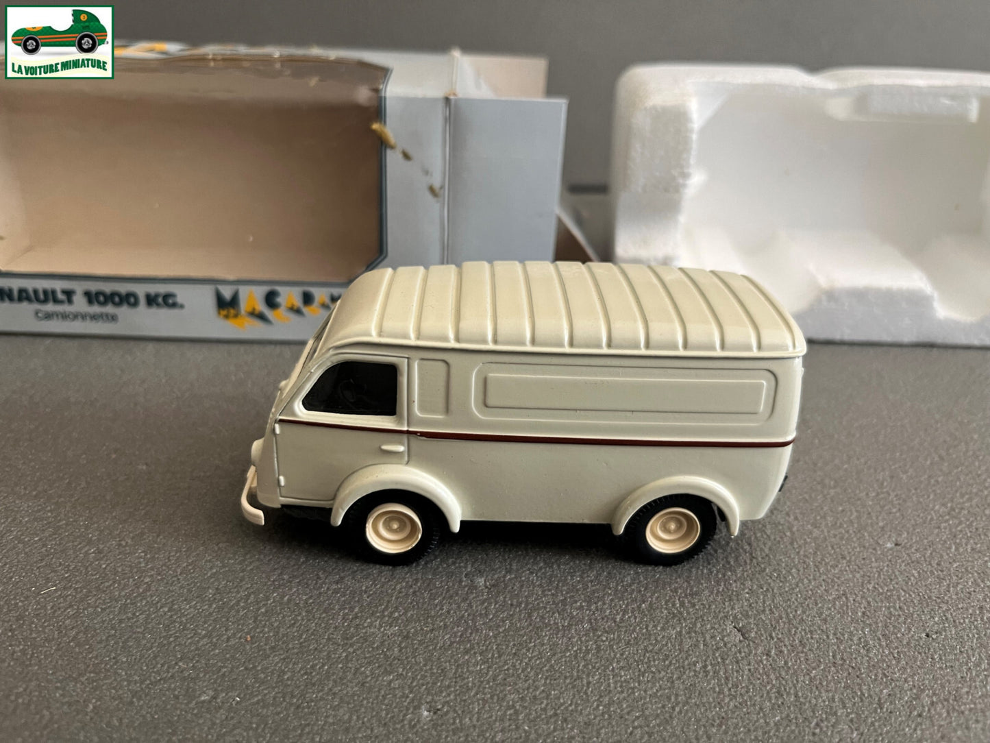 Voiture Miniature Renault 1000 KG Macadam au 1/43