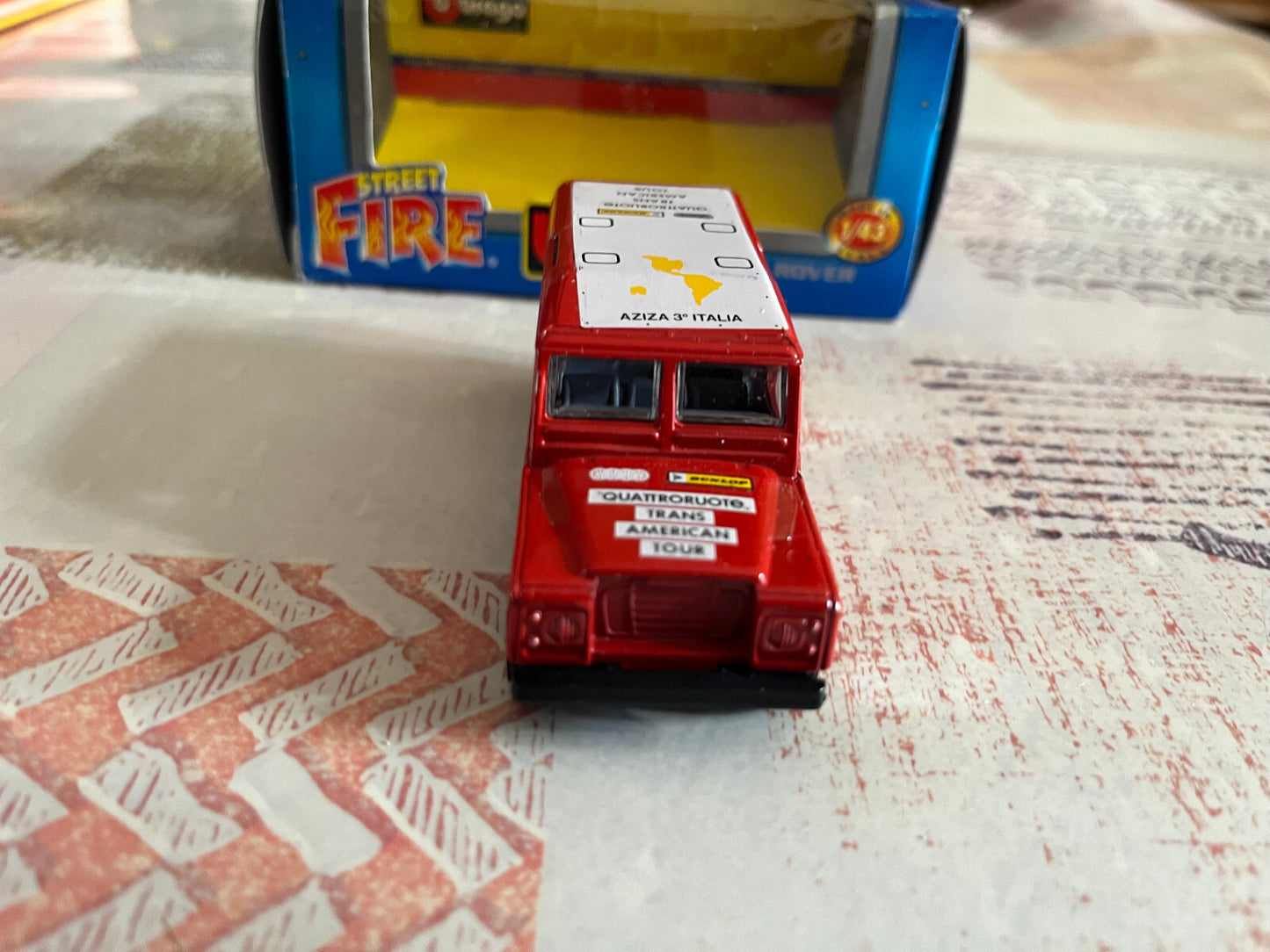 Voiture miniature Land Rover Aziza Burago Street Fire 1/43