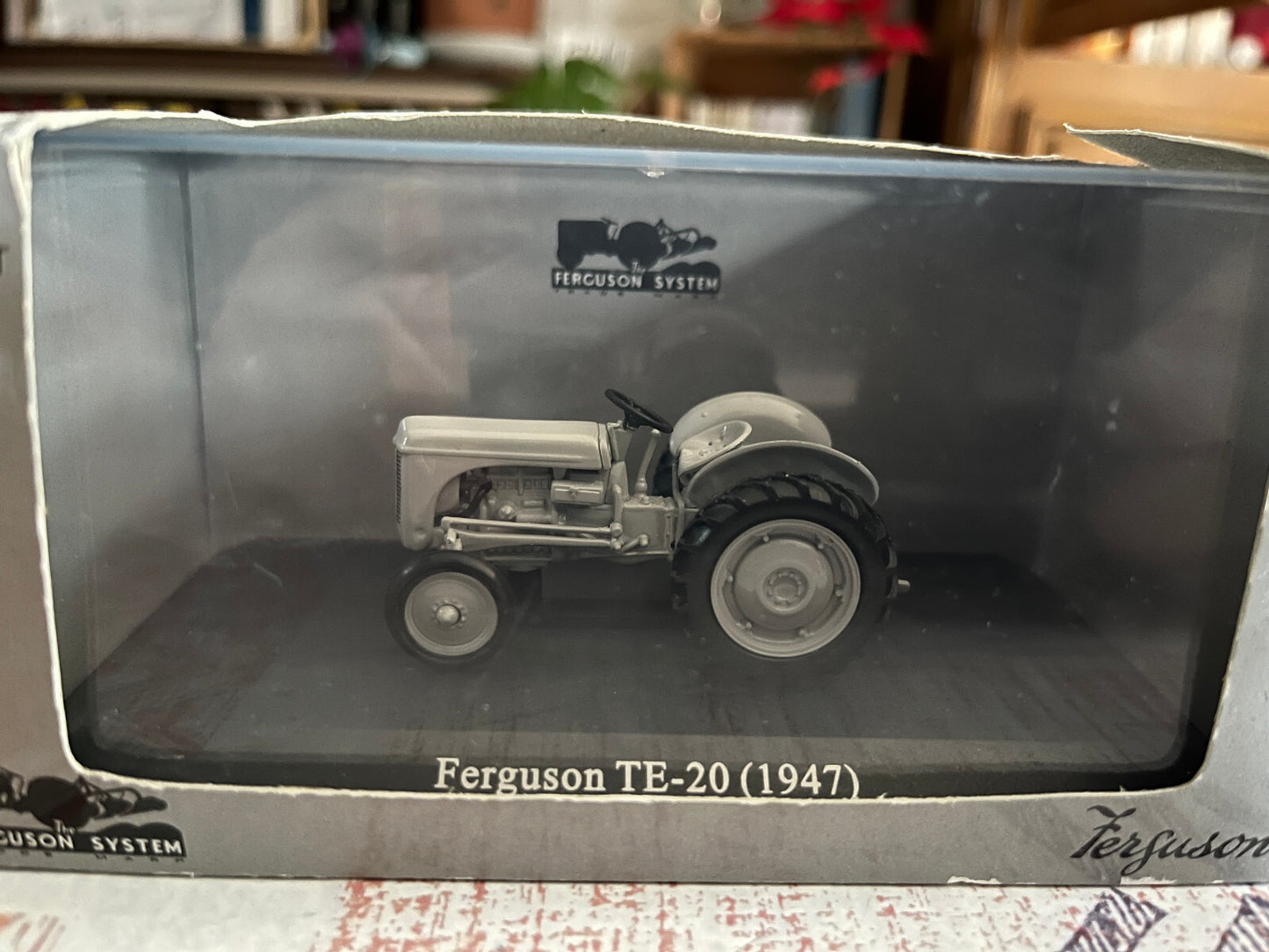 Voiture miniature Tracteur Agricole Ferguson TE-20 1947 Universal Hobbies 1/43