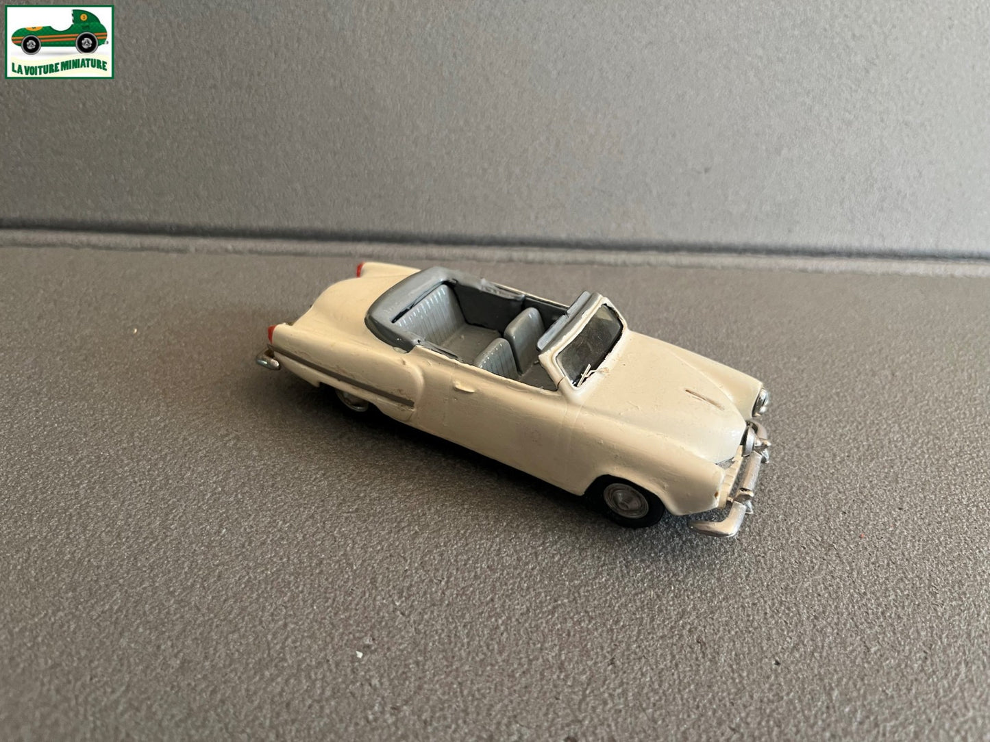 Voiture Miniature Kit monté Studebaker 51 Provence Moulage au 1/43 Défauts