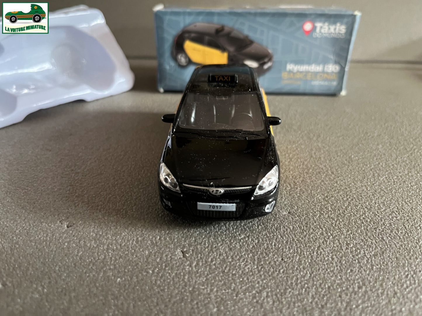 Voiture Miniature Hyundai I30 Barcelone Taxi du Monde Welly au 1/38