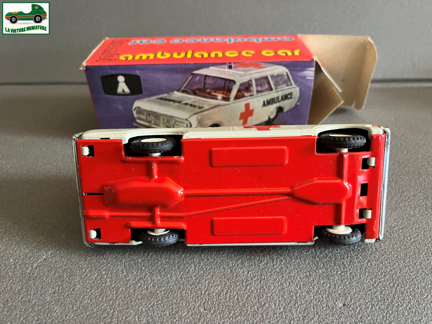 Ancien Jouet Voiture Plasticart Kombi Ambulance Car Tole Metal Made in GDR 1/30