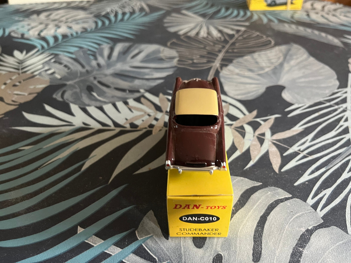 Voiture miniature Studebaker Commander Dan Toys Dinky au 1/43