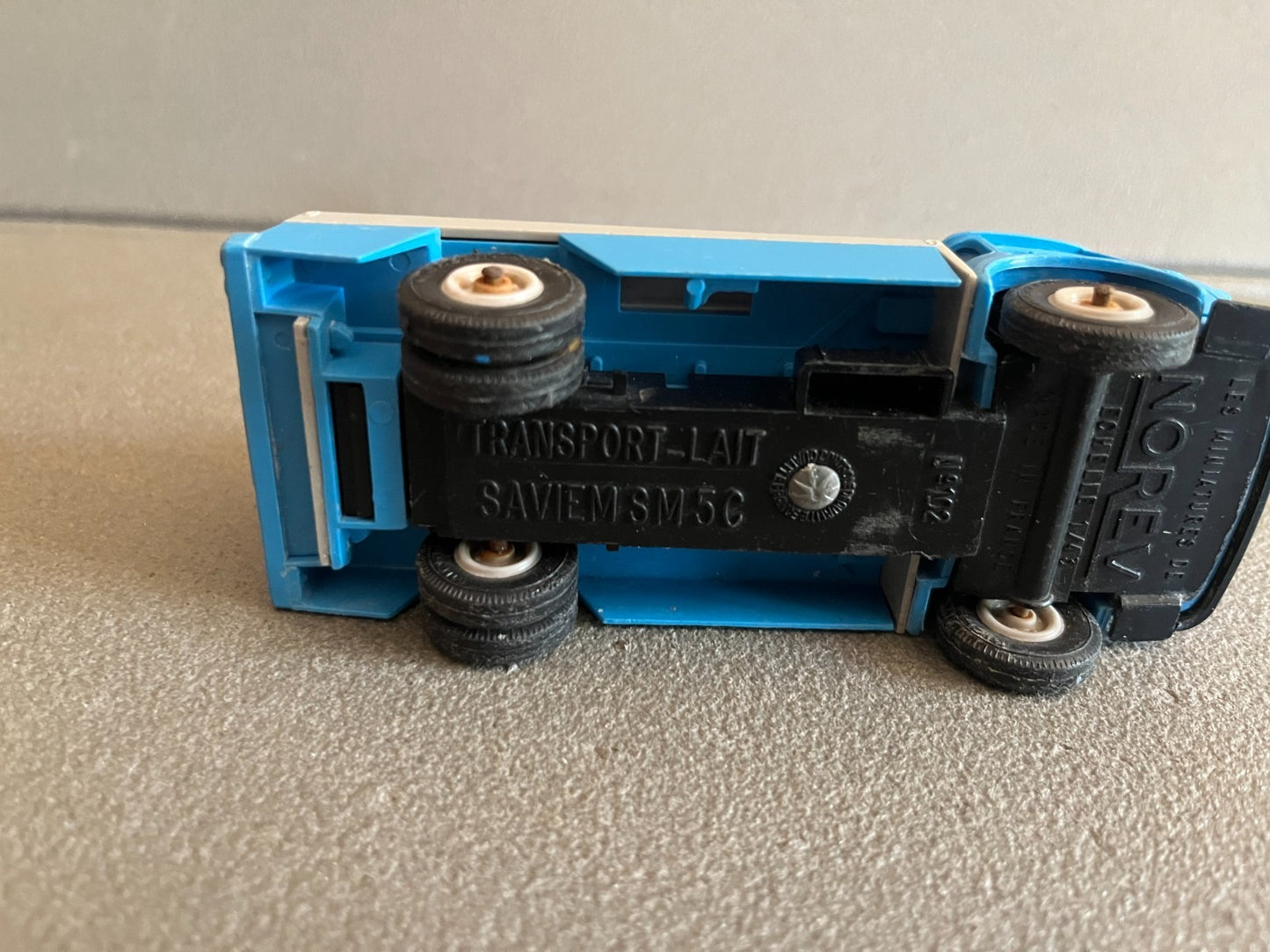 Ancienne Voiture Miniature Plastique Saviem SM 5C Transport Lait Norev au 1/43