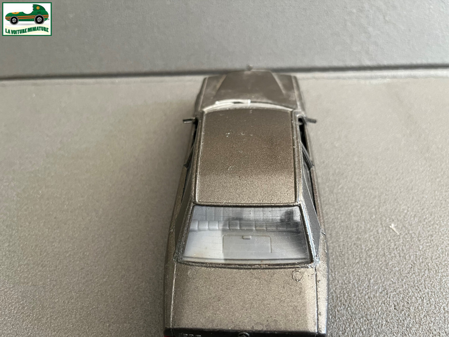 Ancienne Miniature Voiture Mercedes 190E Burago 1/25