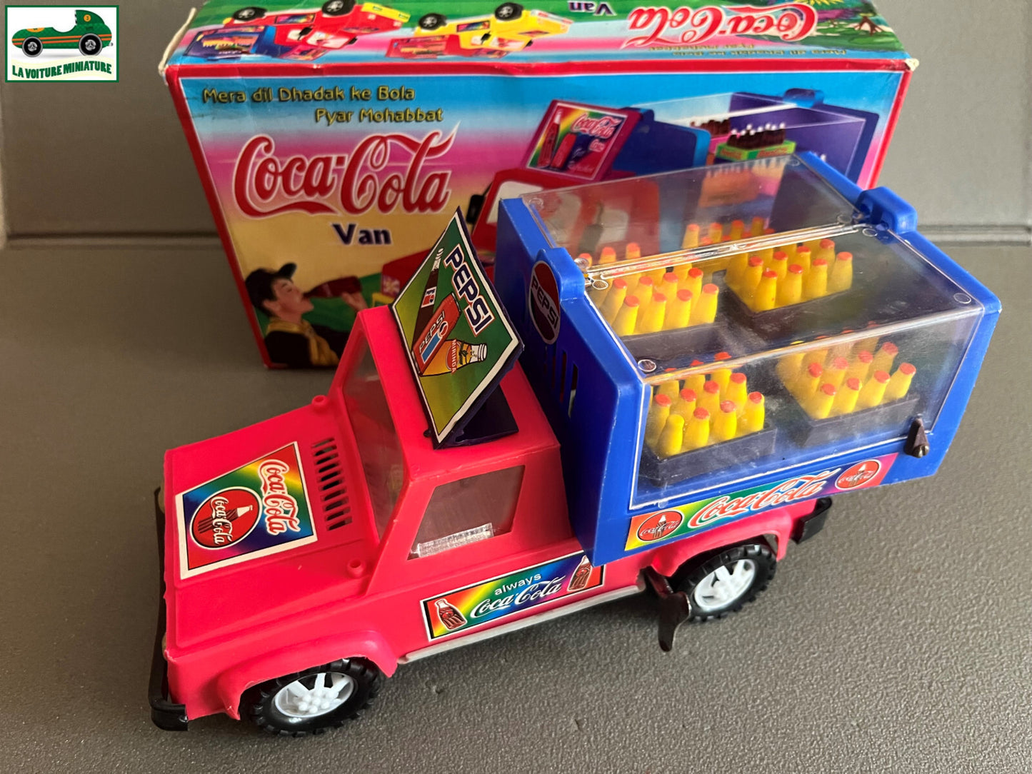 Ancien Jouet de Bazar Plastique Mécanisme Clé Voiture Coca Cola Brijbasi toys