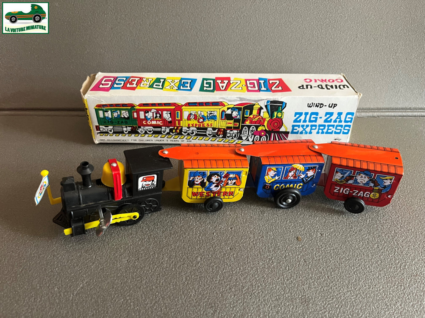 Ancien Jouet de Bazar Plastique Mécanisme Clé Train Zig Zag Express Comic Corée