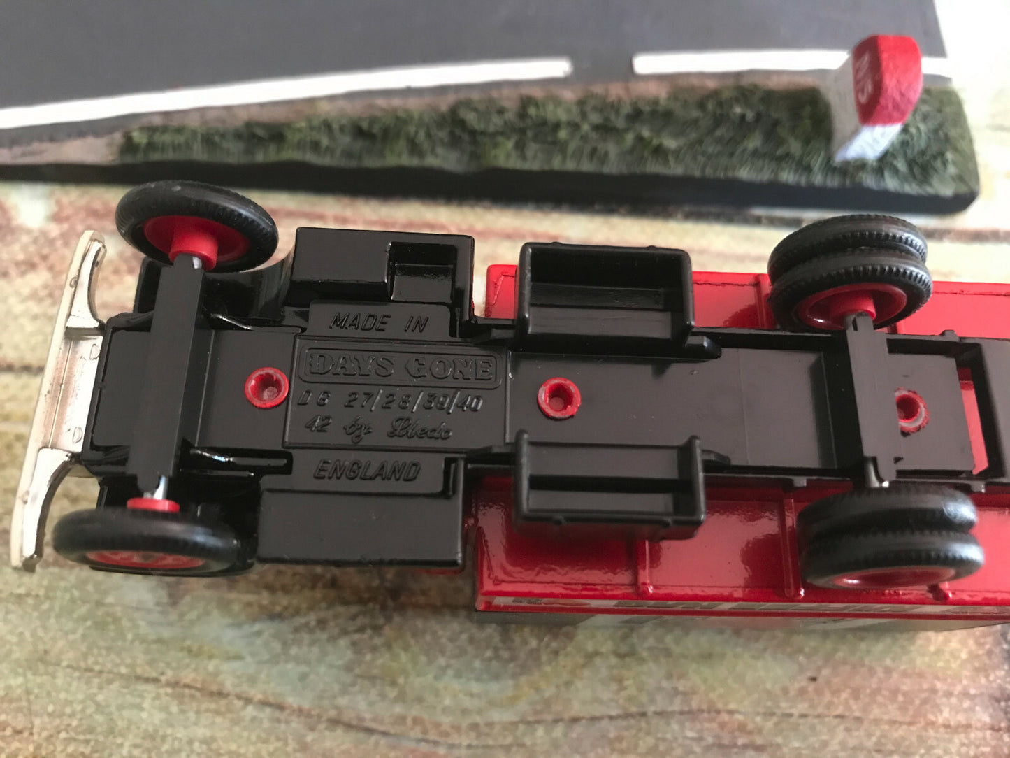 Voiture Miniature Diorama Campagne N15 + Camion Livraison Lledo au 1/43 1/50 ?