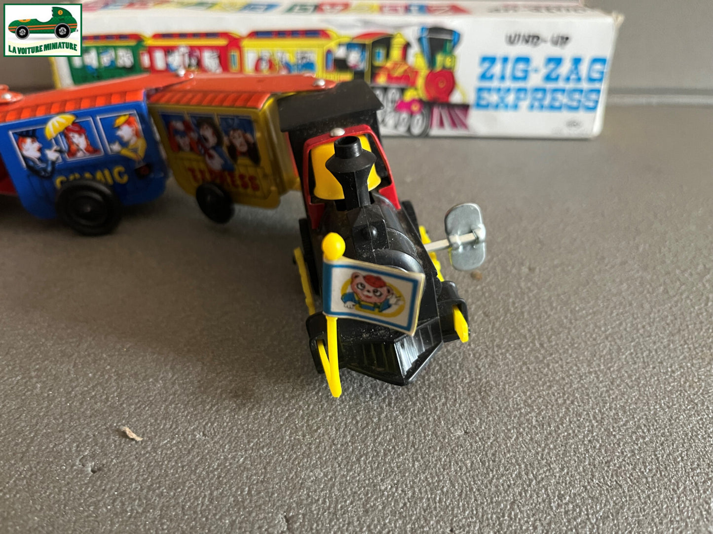 Ancien Jouet de Bazar Plastique Mécanisme Clé Train Zig Zag Express Comic Corée