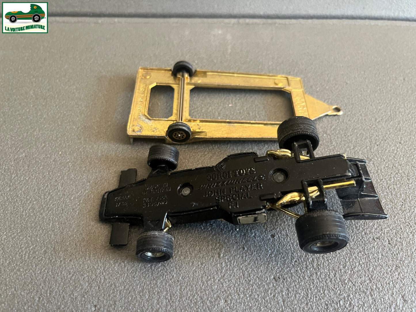 Ancienne Miniature Voiture F1 John Player + Remorque Corgi WhizzWheels au 1/36