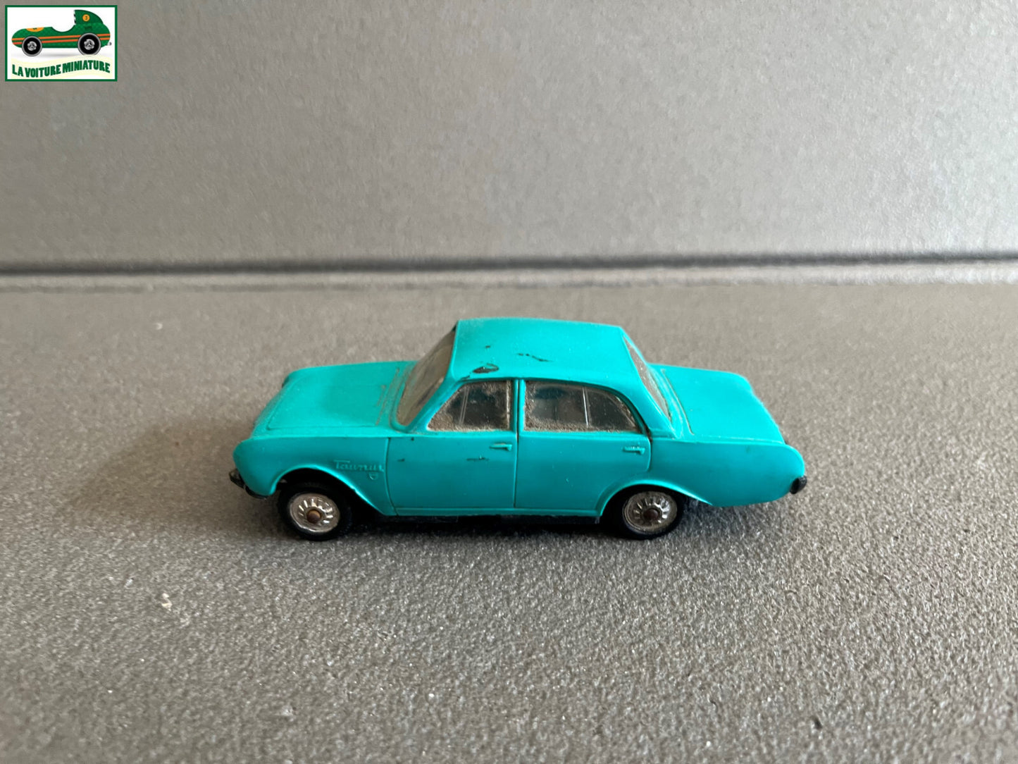 Ancienne Miniature Voiture Plastique Ford Taunus 17M Norev France 1/43 Epave