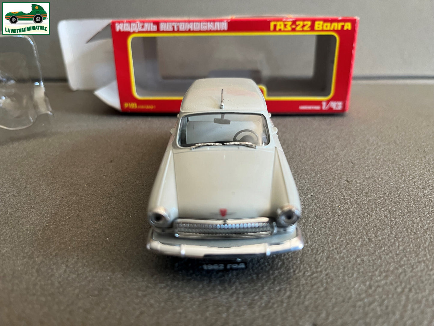Voiture miniature GAZ M22 Volga grise Nash Avtoprom Russe EST au 1/43 Défauts