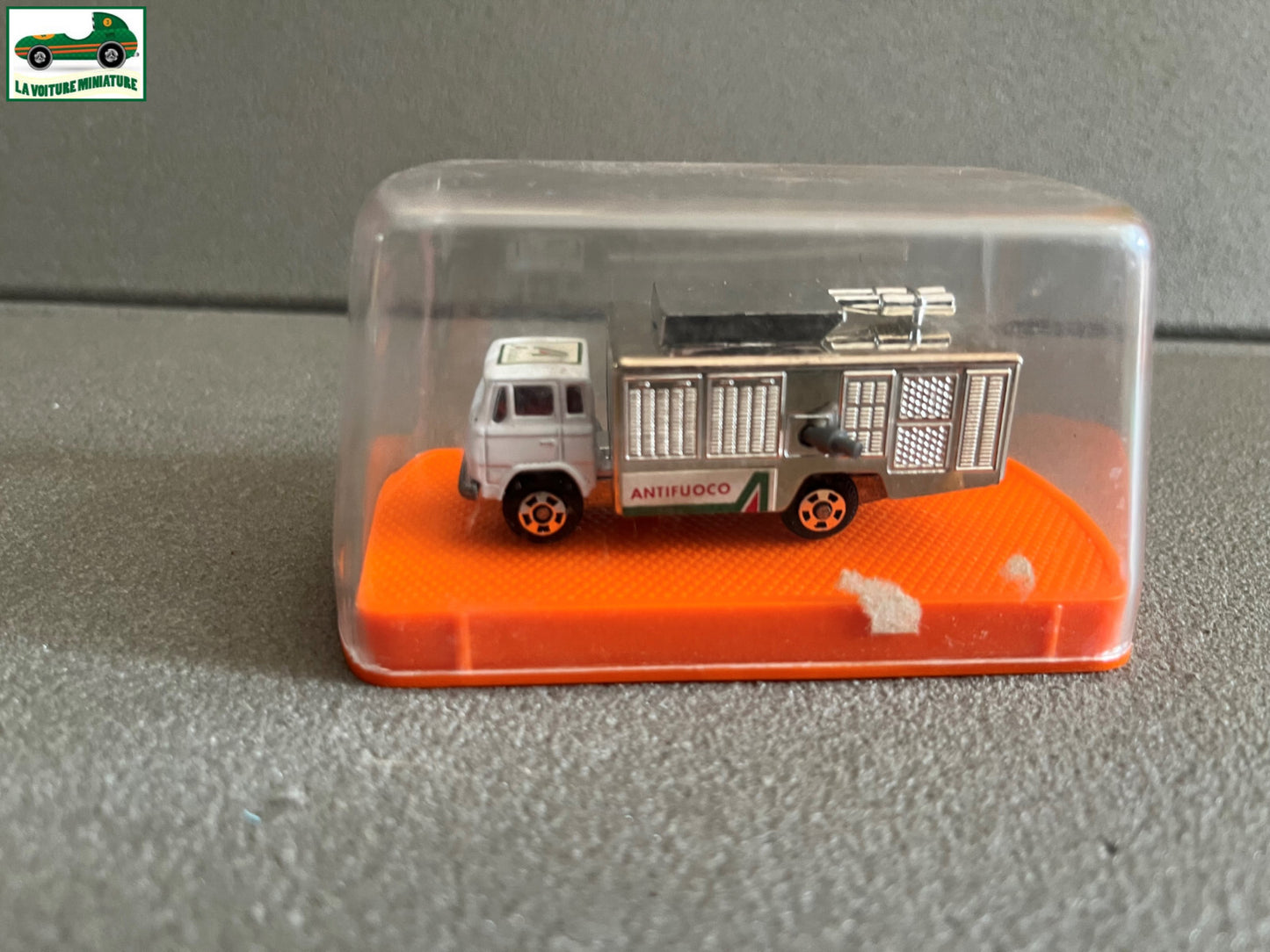 Voiture miniature Camion Mercedes Aeroport Guiloy Spain Echelle 1/124 Majorette