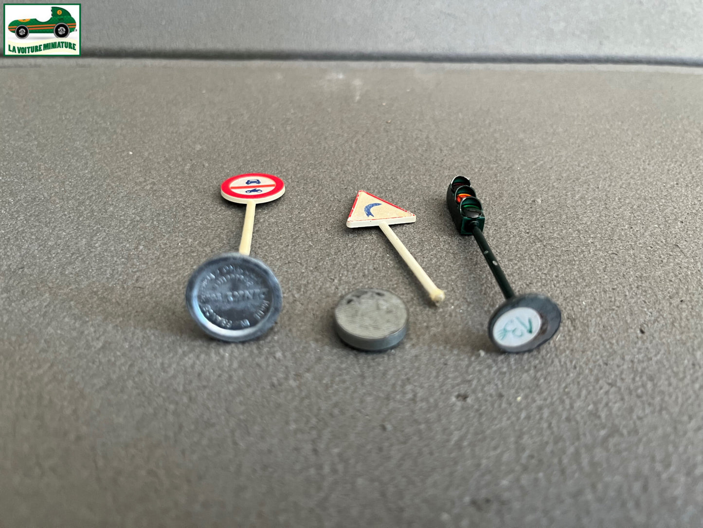 Voiture Miniature Lot de 3 Panneaux Feux Signalisation ancien dont Dinky Toys