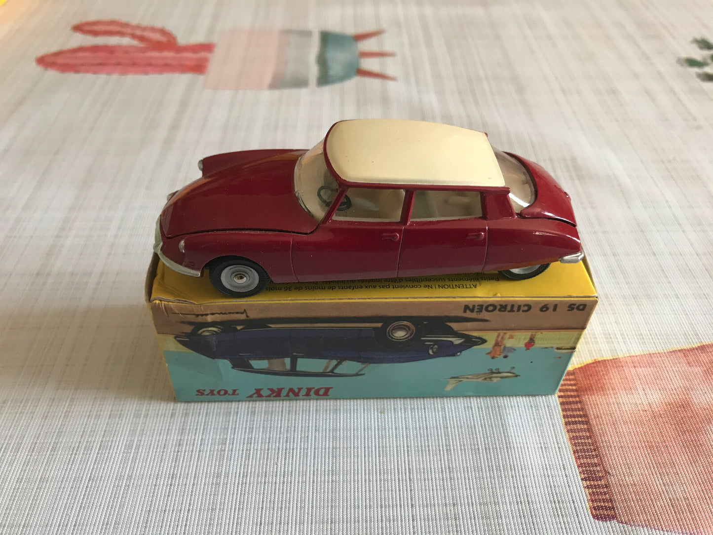 Voiture miniature Citroen DS 19 530 Chassis Noir Dinky Toys Atlas au 1/43