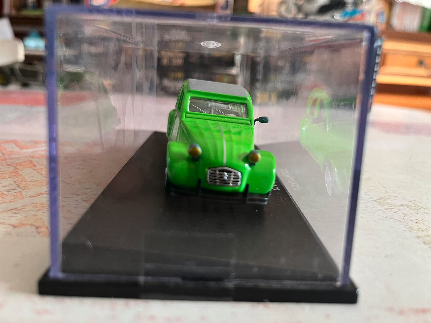 Voiture Miniature Citroen 2CV Verte Universal Hobbies 1/43