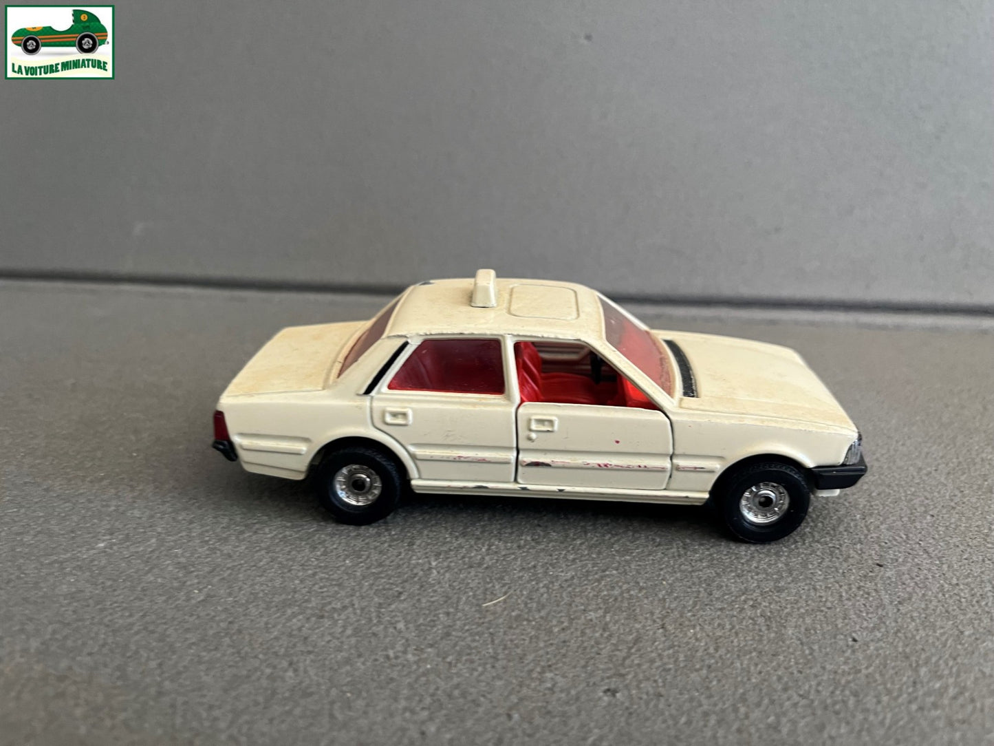Voiture Miniature Peugeot 505 STI Taxi Corgi Made in GT Britain au 1/35 1/36