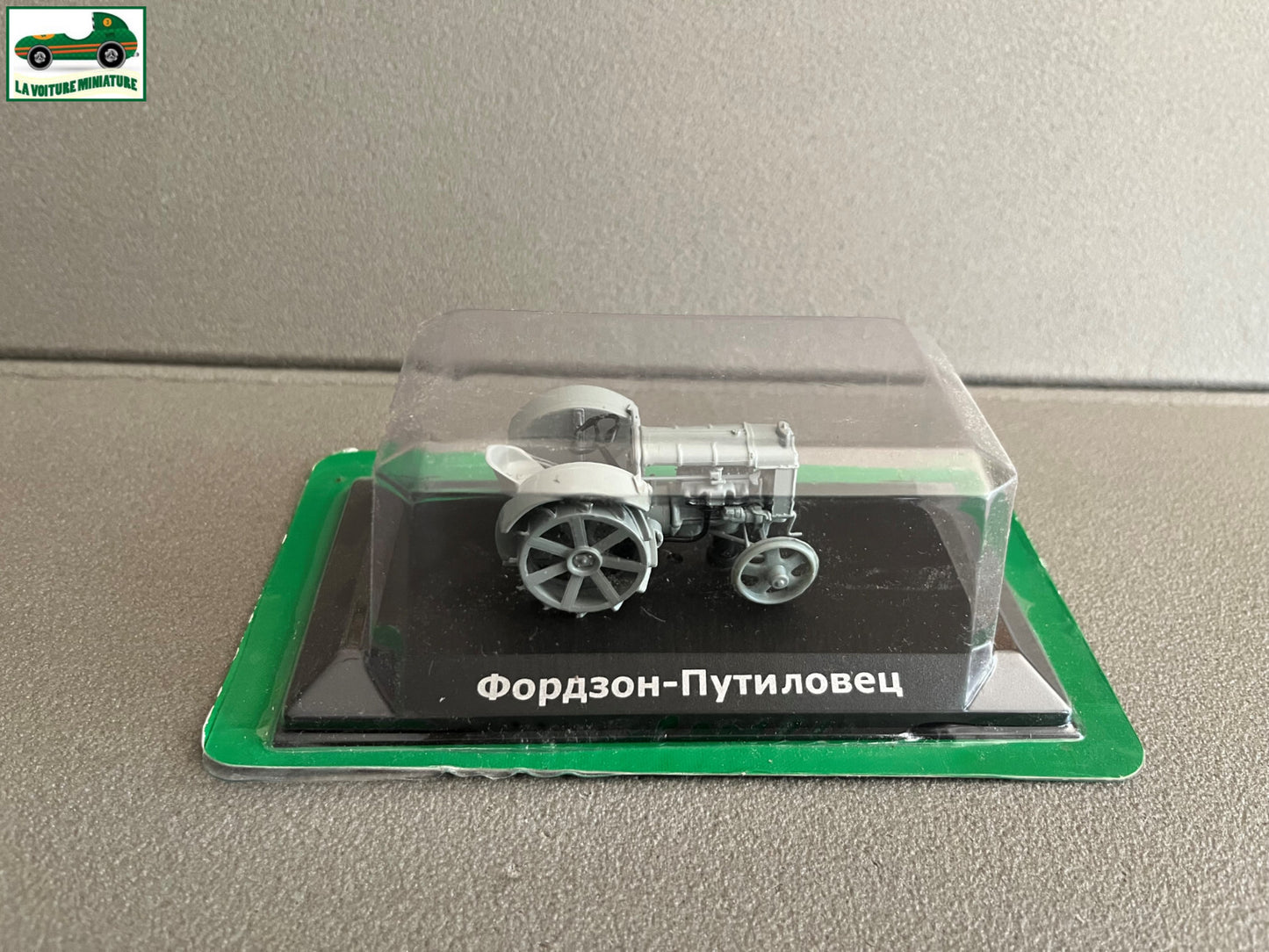 Voiture miniature Tracteur Agricole Russe URSS Fordson Putilovets Hachette 1/43