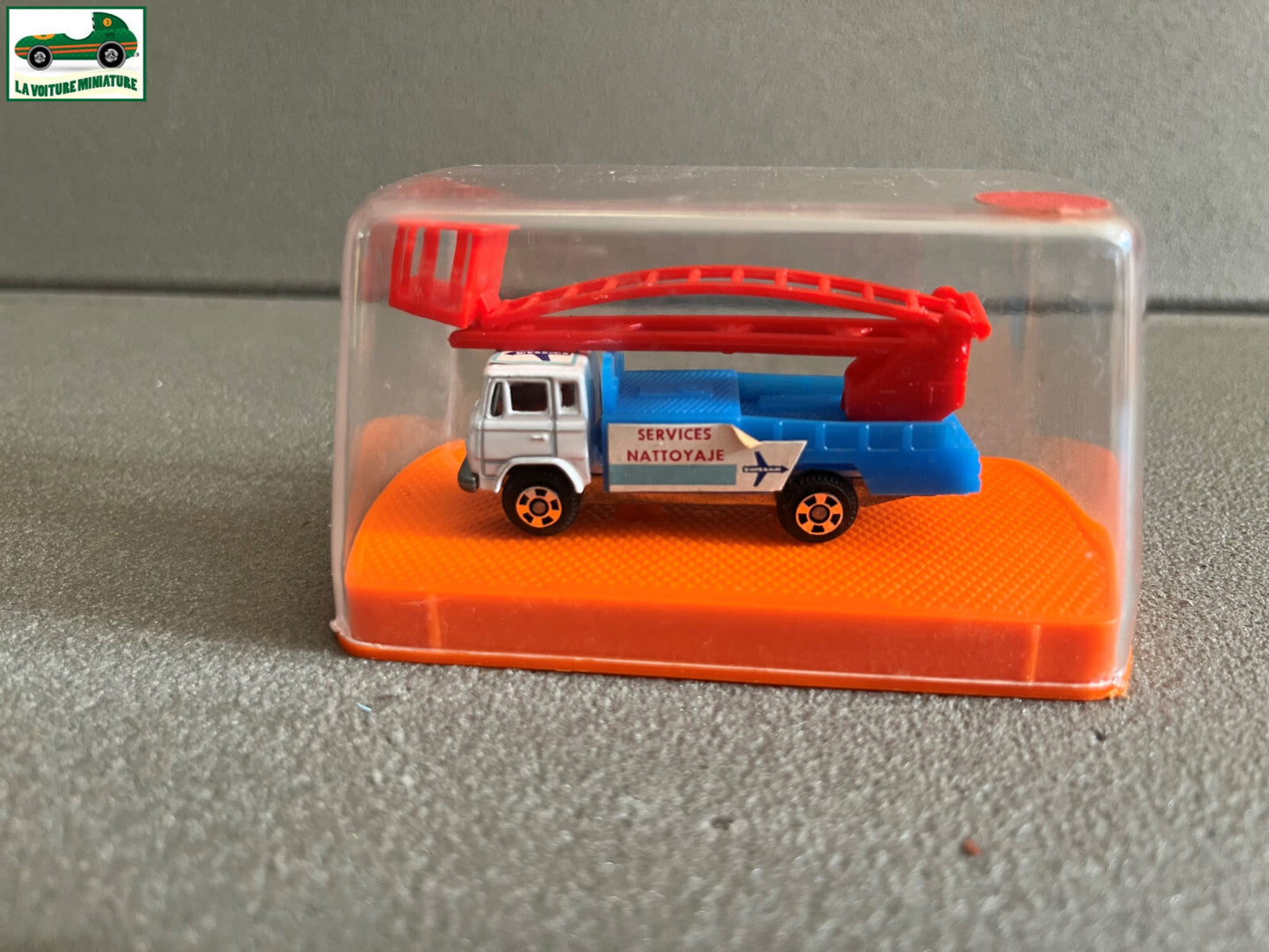 Voiture miniature Camion Mercedes Aeroport Guiloy Spain Echelle 1/124 Majorette