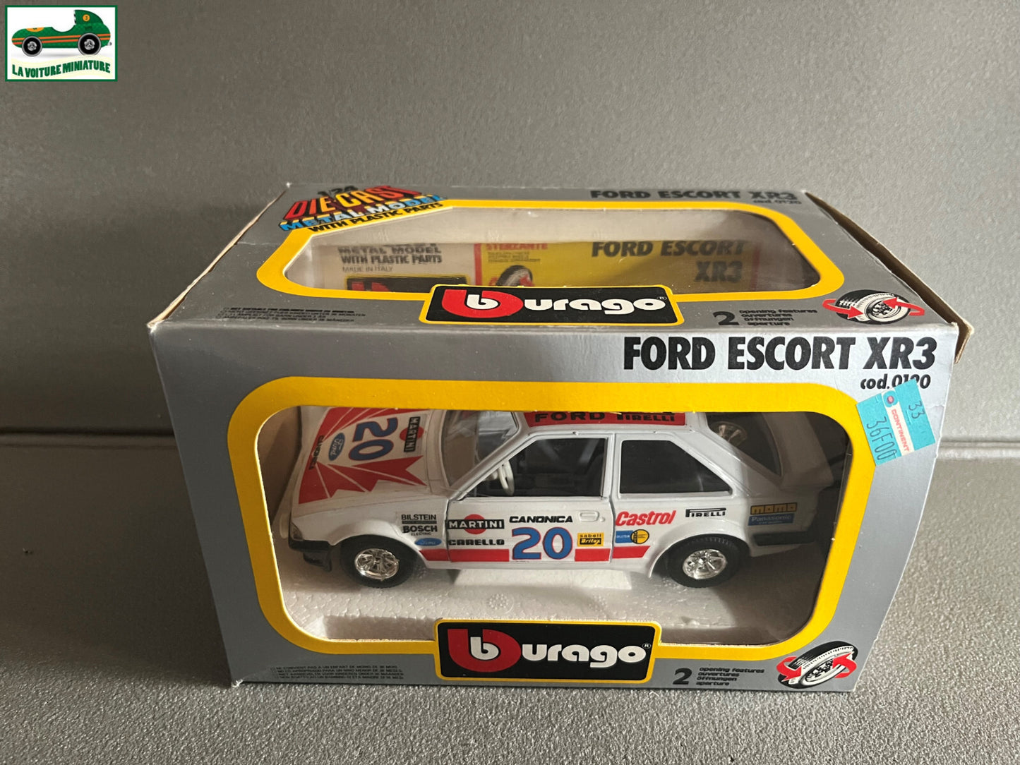 Ancienne Voiture miniature Ford Escort XR3 cod. 0120 Burago au 1/24