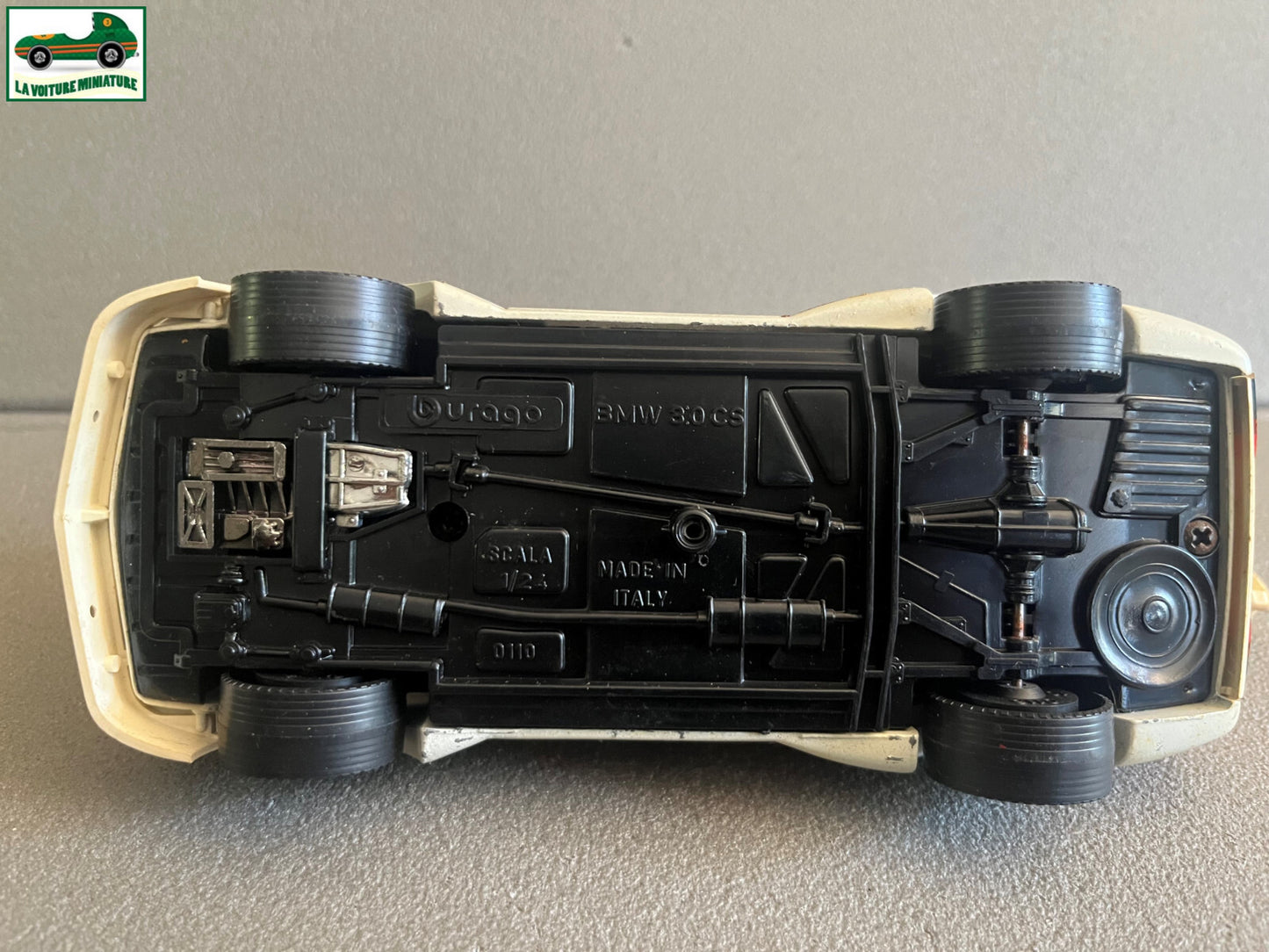 Ancienne Voiture Miniature BMW 3.0 CS Burago au 1/24 Epave