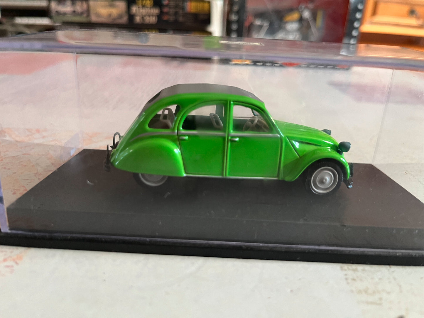 Voiture Miniature Citroen 2CV Verte Universal Hobbies 1/43