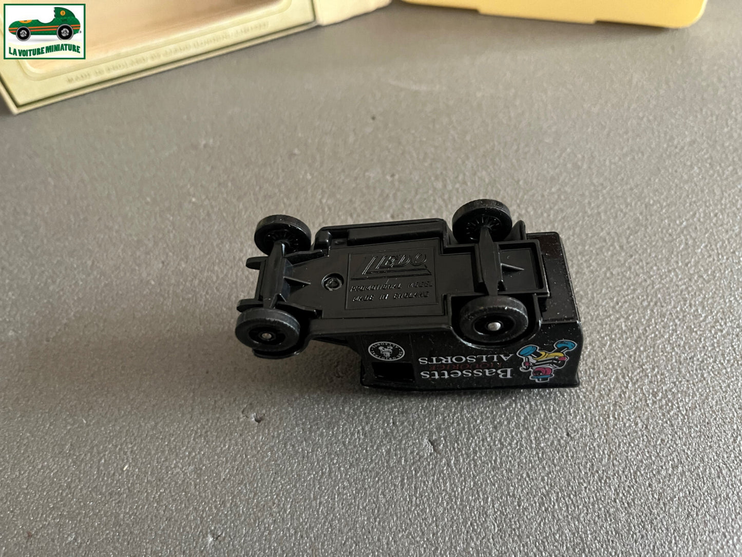 Voiture Miniature anglaise Tacot Ford Liquorice Bassetts Allsorts LLedo