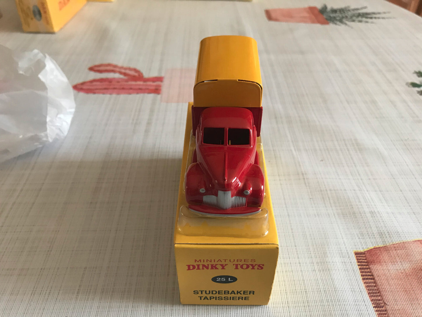 Voiture miniature Camion Studebaker Tapissiere Dinky Toys Atlas