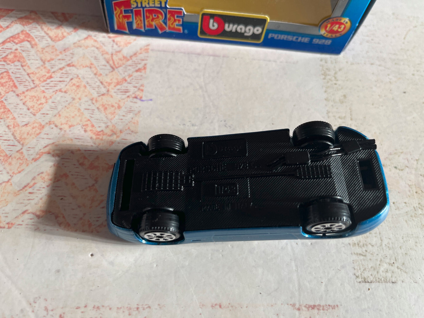 Voiture miniature Burago Street Fire Porsche 928 au 1/43