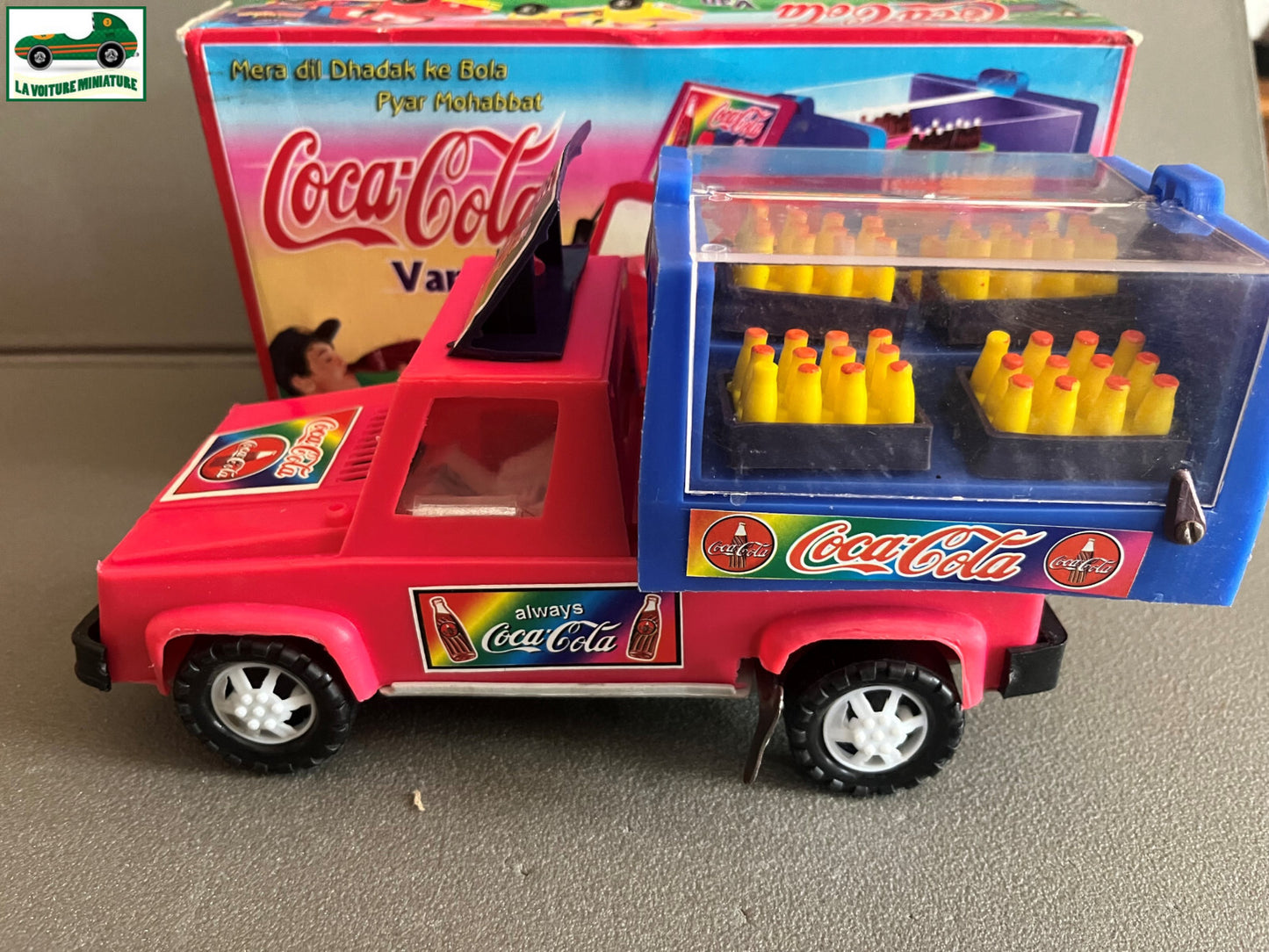 Ancien Jouet de Bazar Plastique Mécanisme Clé Voiture Coca Cola Brijbasi toys