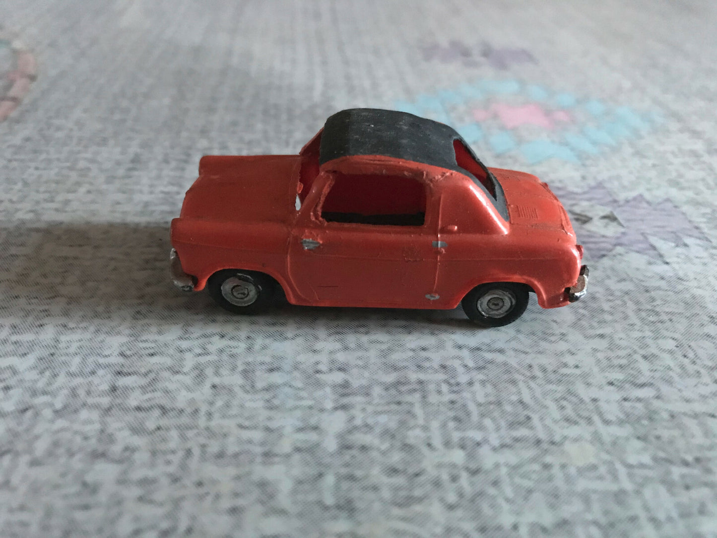 Ancienne Voiture Miniature Vespa 400 Norev Plastique France 1/43 Repeinte Epave