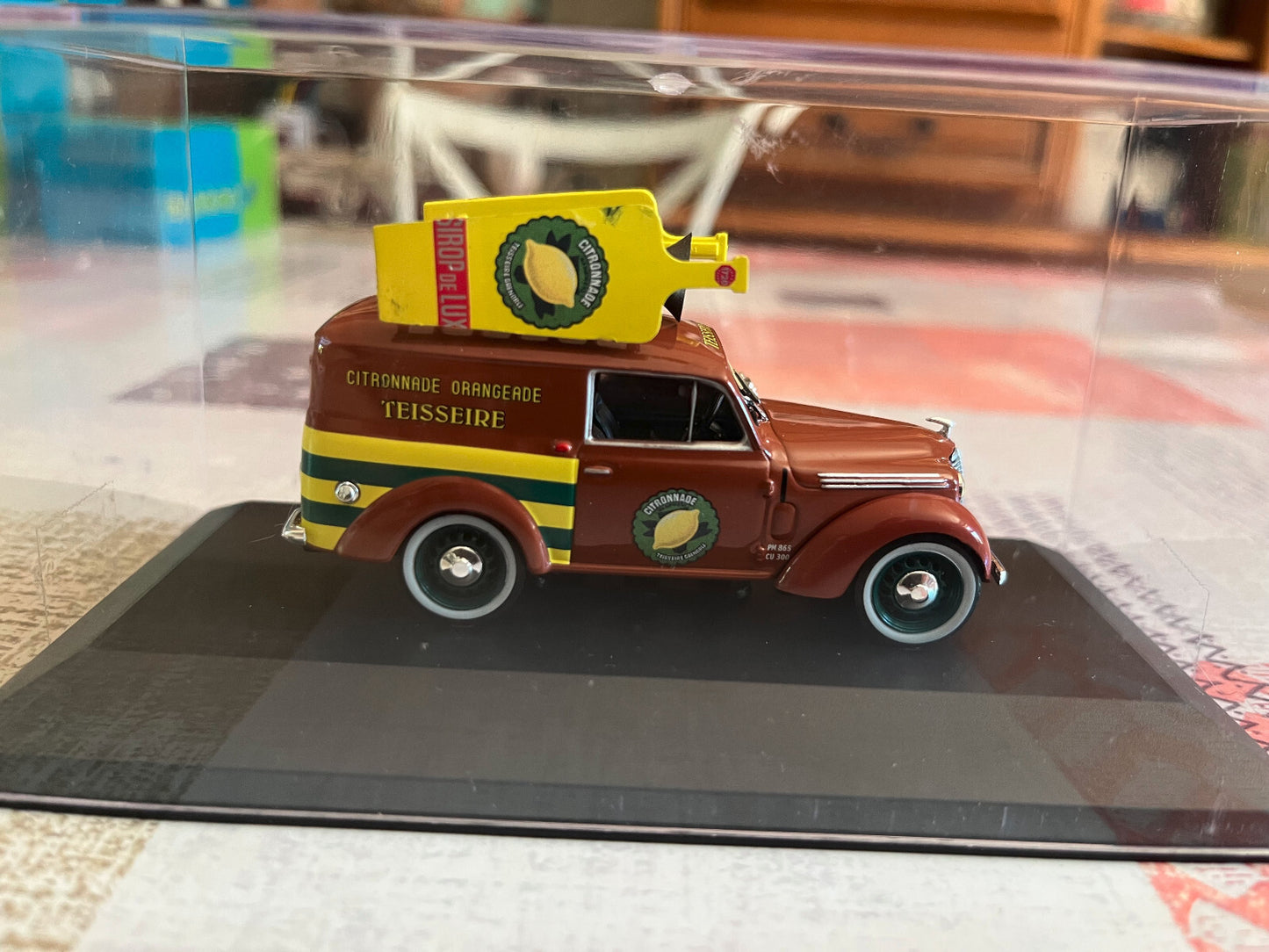 Voiture miniature Renault Dauphinoise Teisseire au 1/43