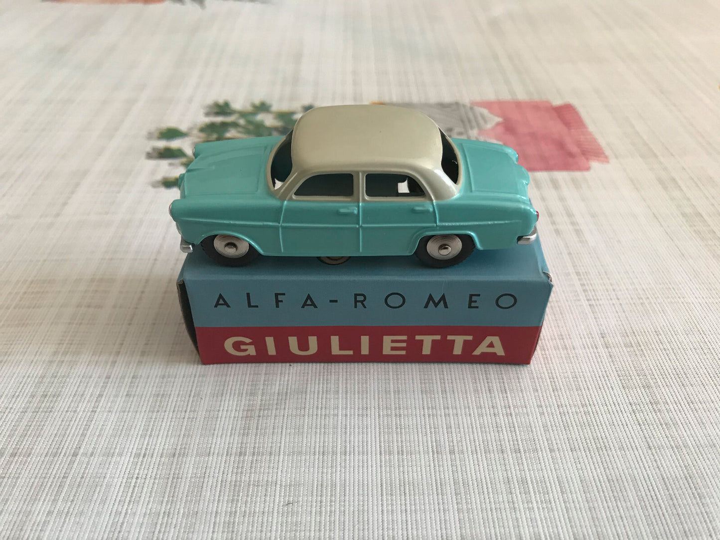 Voiture miniature Alfa Romeo Giulietta Mercury Hachette 1/48 1/43 Dinky