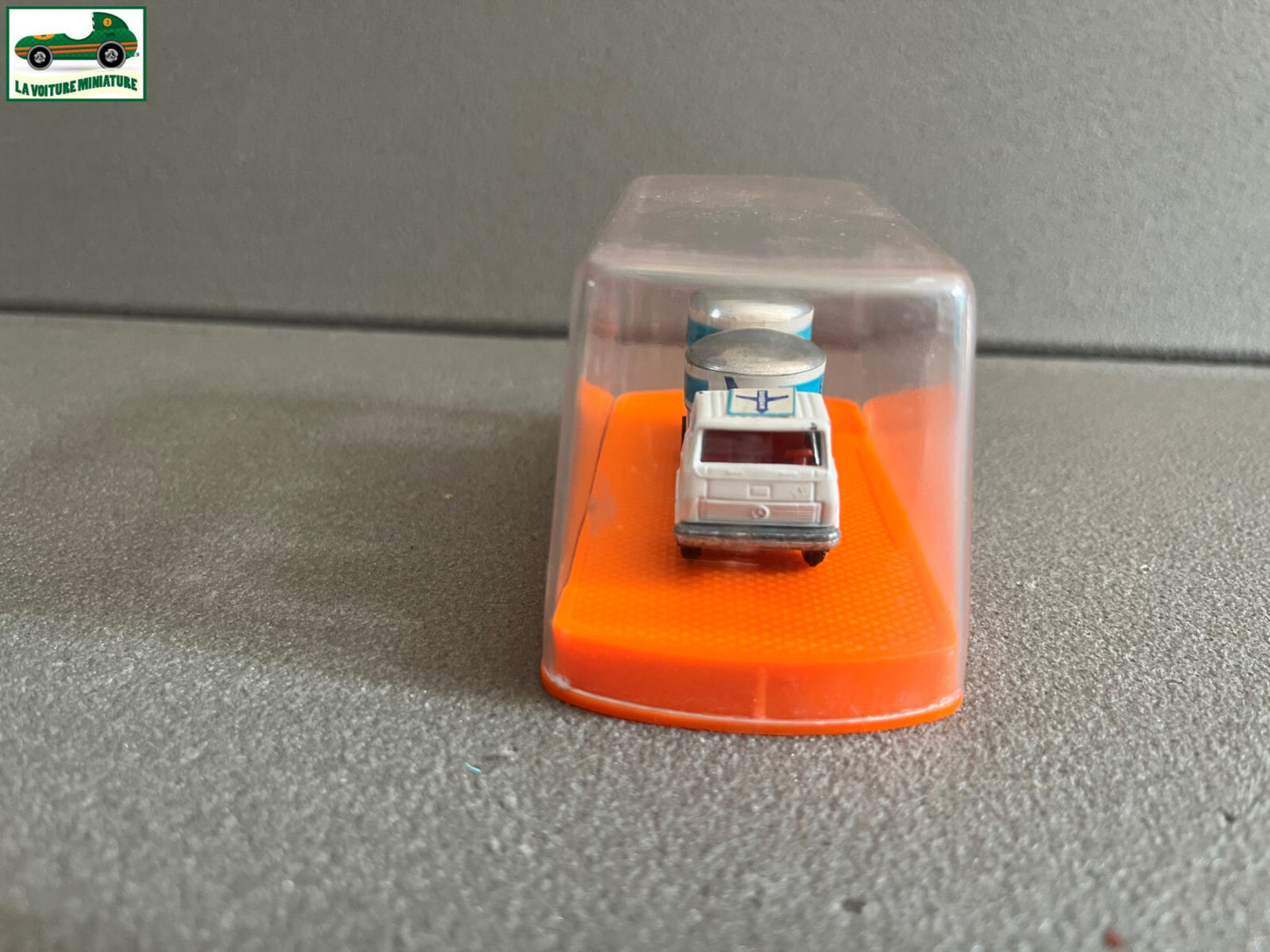 Voiture miniature Camion Mercedes Aeroport Guiloy Spain Echelle 1/124 Majorette