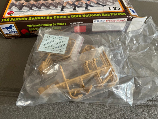 Maquette Militaire Figurine Soldat PLA Female Soldier China Parade Bronco 1/35