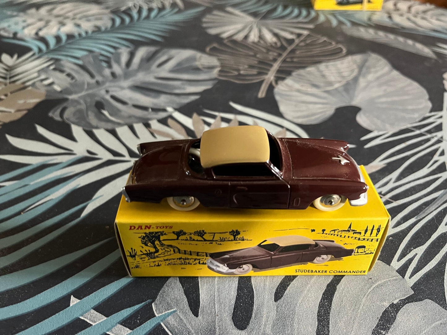 Voiture miniature Studebaker Commander Dan Toys Dinky au 1/43