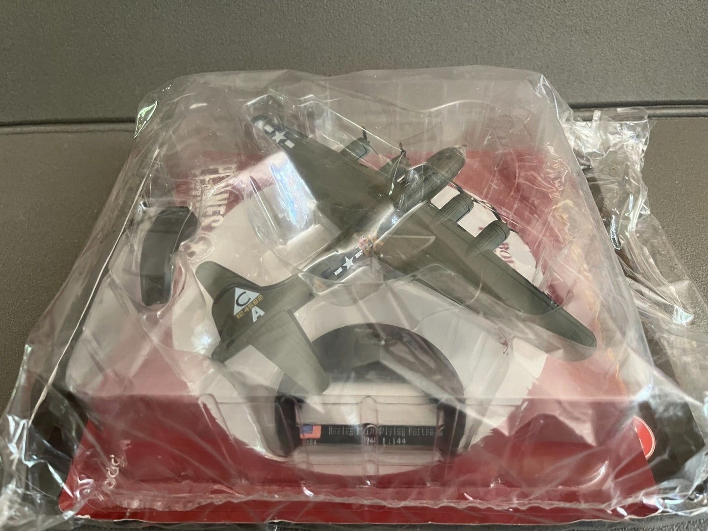 Avion miniature Militaire Bombardier Boeing B-17 Flying Fortress 1/144