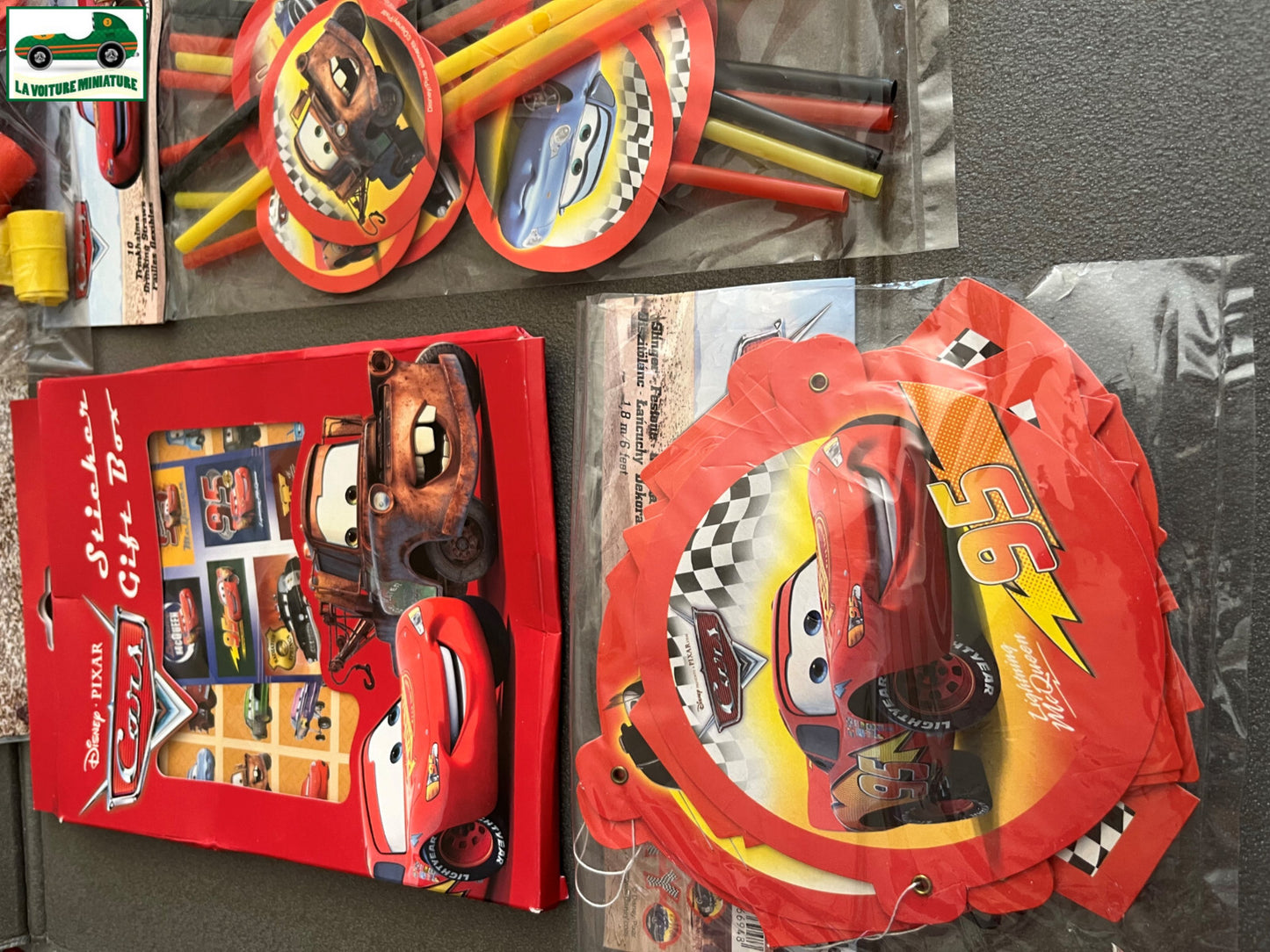Voiture Miniature Cars Disney Pixar Flash McQueen Lot Goodies Stickers Paille