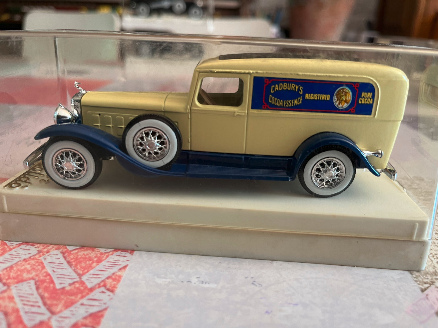 Voiture miniature Cadillac Commerciale 4060 Cadbury's Solido France au 1/43